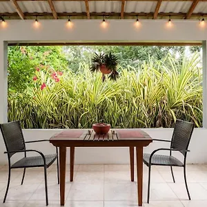 Ancella's Garden Apartment-beach-5min Drive, 1 Hr Montego Bay, 25 Mins Ocho Rios, Continental Breakfast , Runaway Bay Jamaica